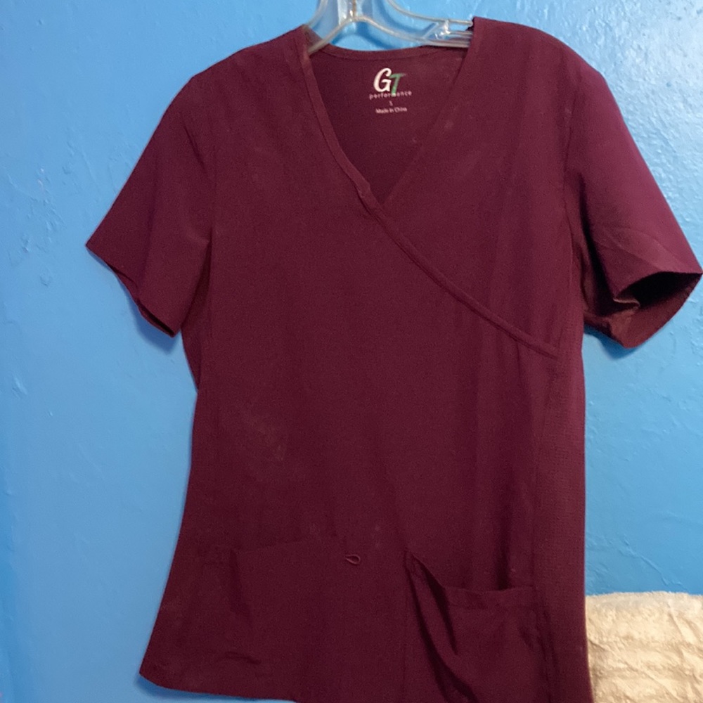 GT scrub top size small . color burgundy . Good condition.